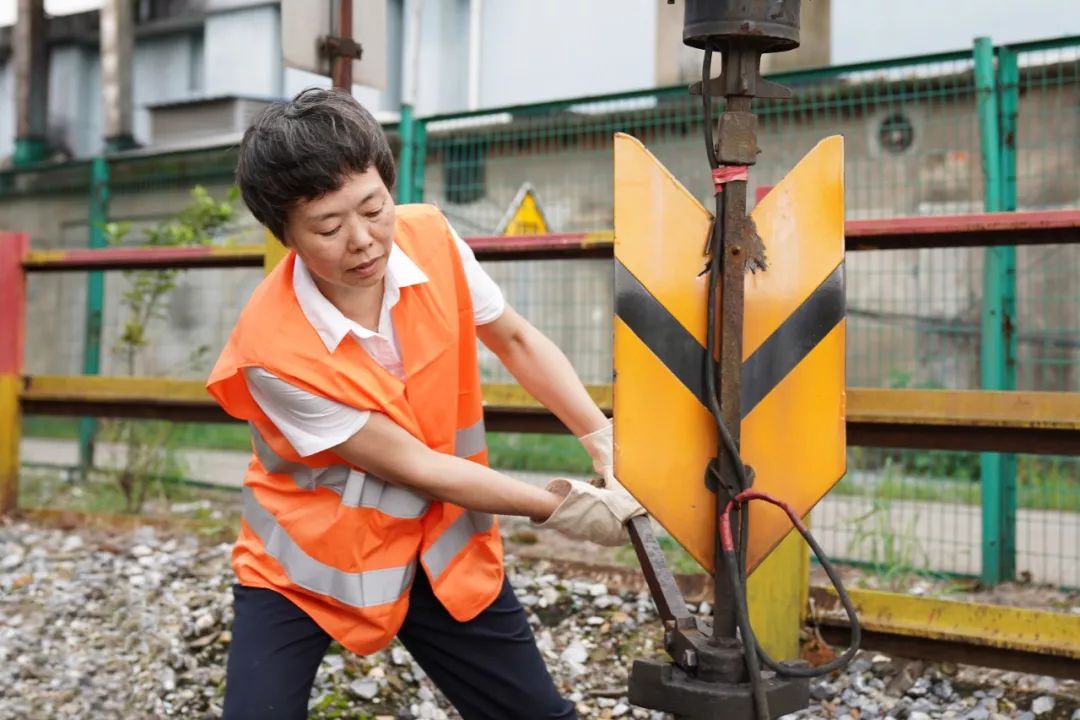 這是老鐵路上扳道員的印象變道全靠人員扳火車沒有方向盤行將隱退後方