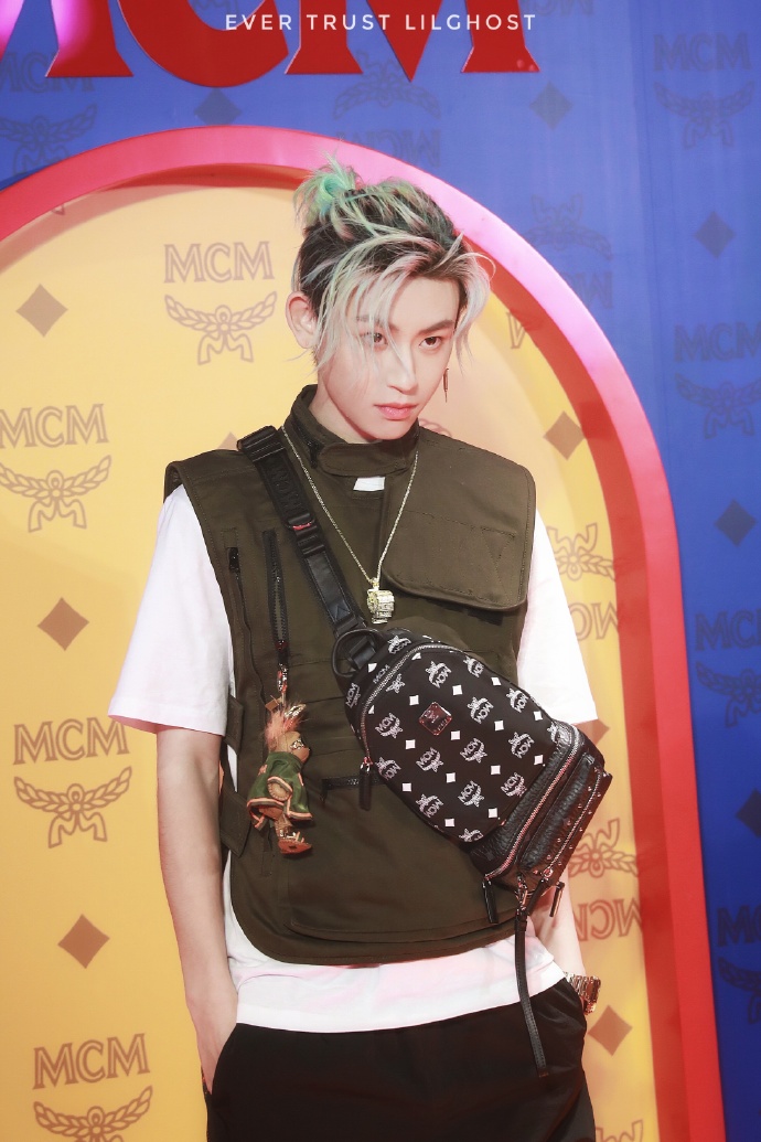 (图/@withlovekiss·小鬼王琳凯 @evertrustlilghost-王琳凯)下载