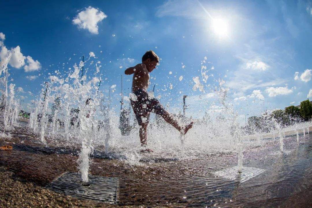 心聚心—儿童夏季玩喷泉,应当重视安全隐患_孩子
