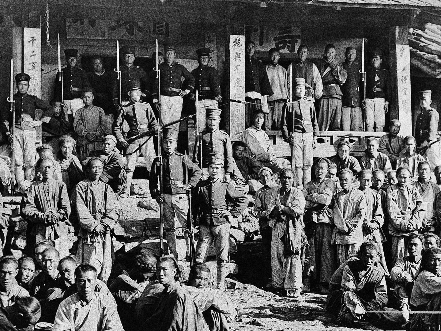 朝鲜向清朝驻朝钦差袁世凯提出派清兵入朝镇压.