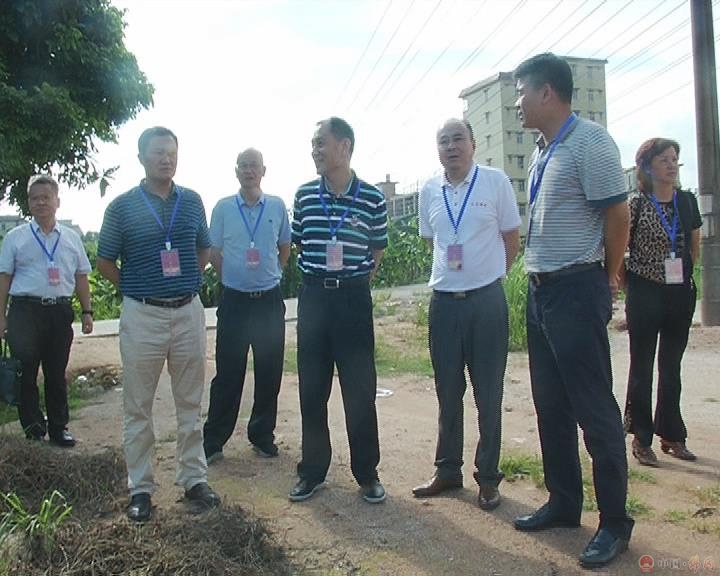 县委书记董和平到冈田村人大代表联络站接待群众
