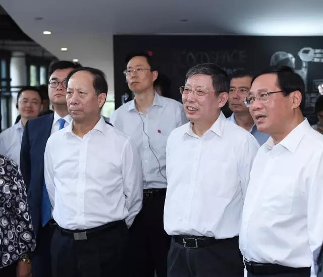 李强书记一行在时任上海市市长杨雄陪同下莅临佩琪集团参观指导