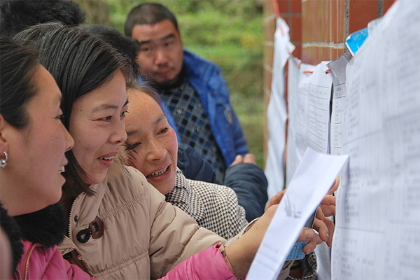 公益性岗位兜底组织扶贫招聘会送岗位信息下乡就业扶贫更精准帮扶力度