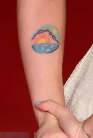 寡姐斯嘉丽约翰逊展示纹身全身到处都是自称纹身上瘾