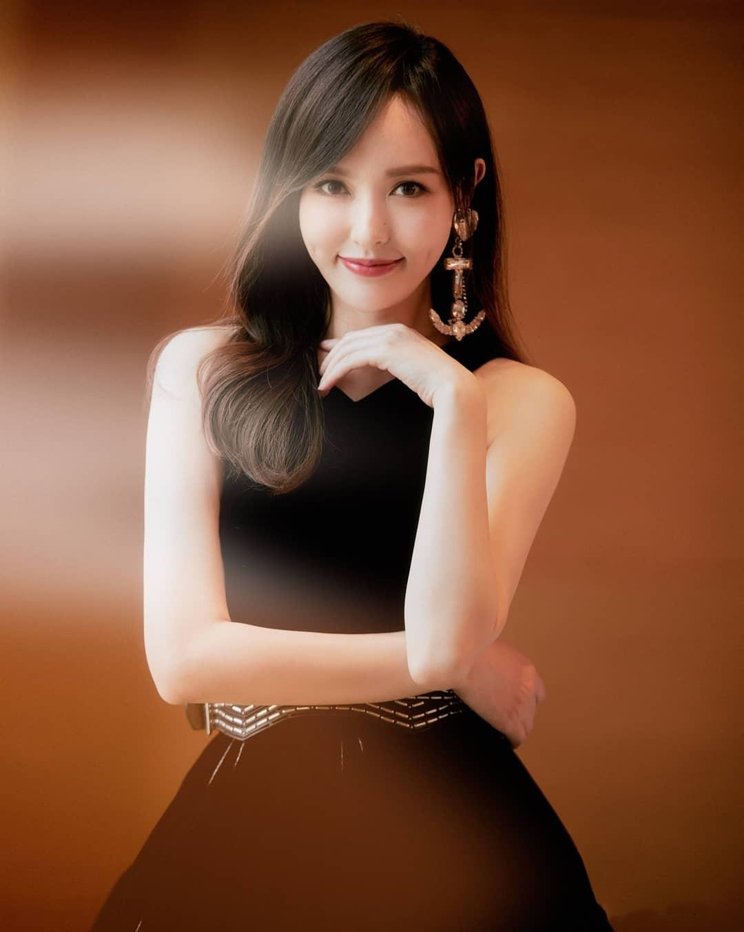 原创唐嫣吊带裙露酥肩又秀大长腿船锚耳环看着很重可是超有气质