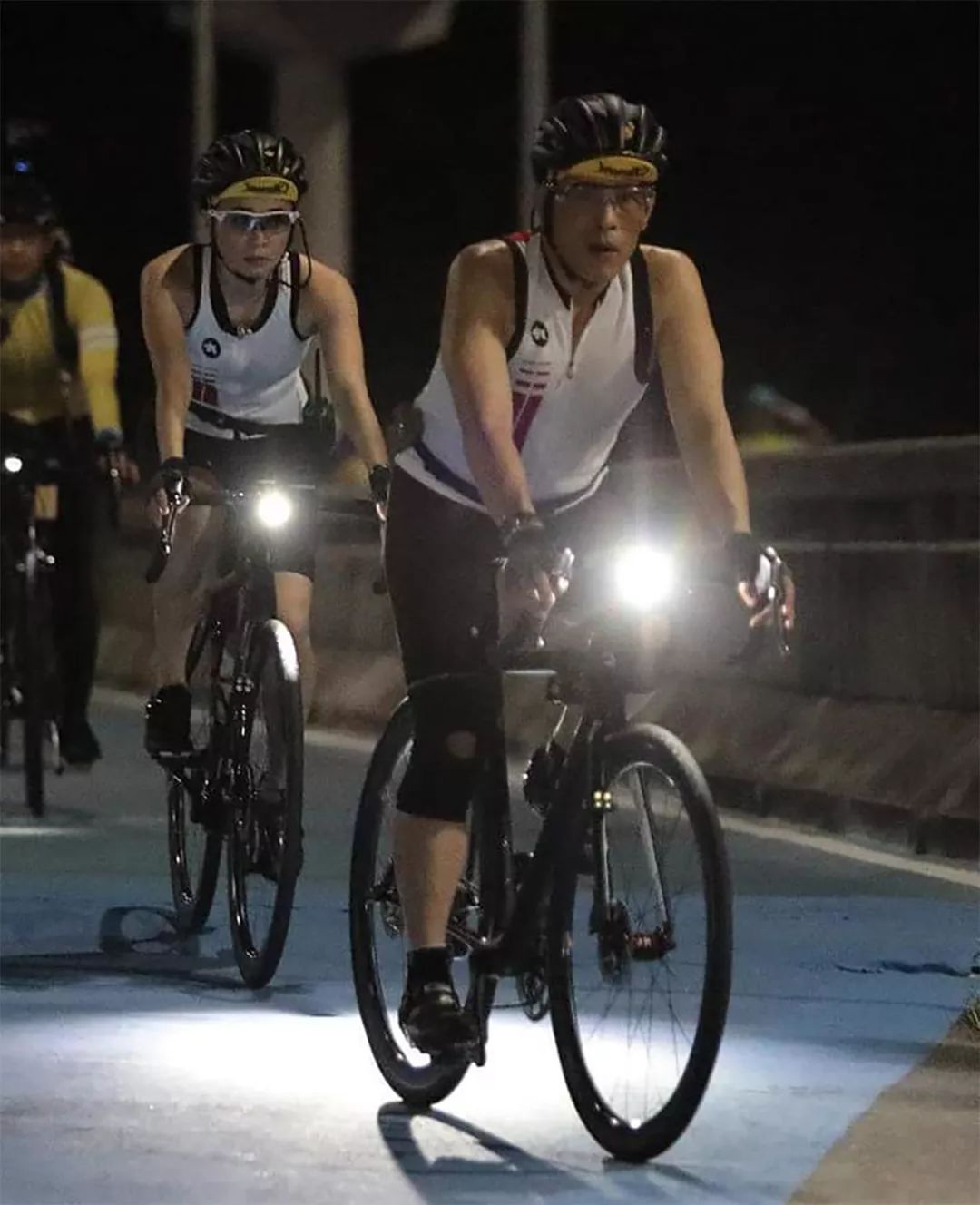 泰国国王夫妇穿情侣背心一起运动有活力王后还被老公甩在身后