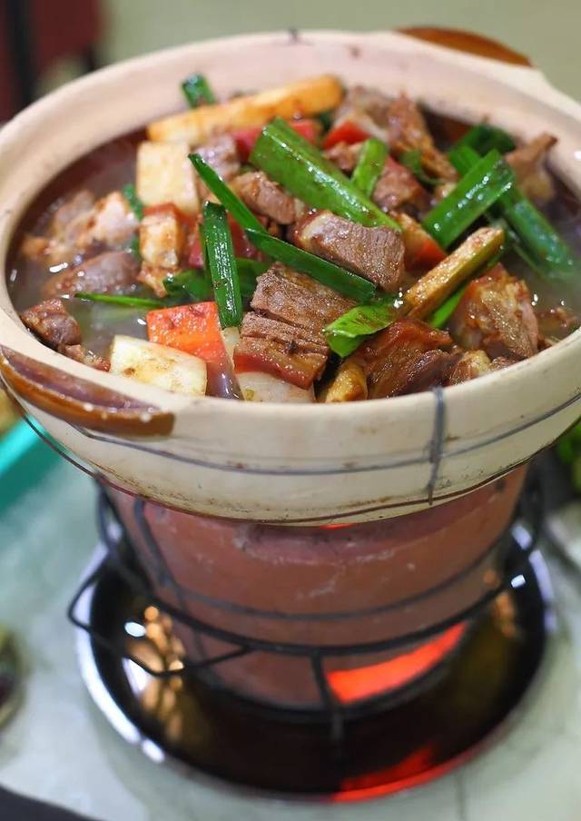 冬日开煲,最常见的便是羊肉煲和牛腩煲.