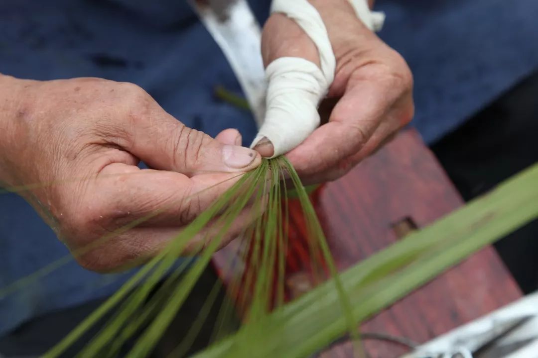 梁平竹帘制作工序——分丝梁平竹帘制作工序——抽丝梁平竹帘成为"