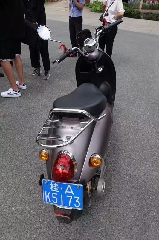 但懸掛的卻是藍色車牌,其屬於輕便摩托車