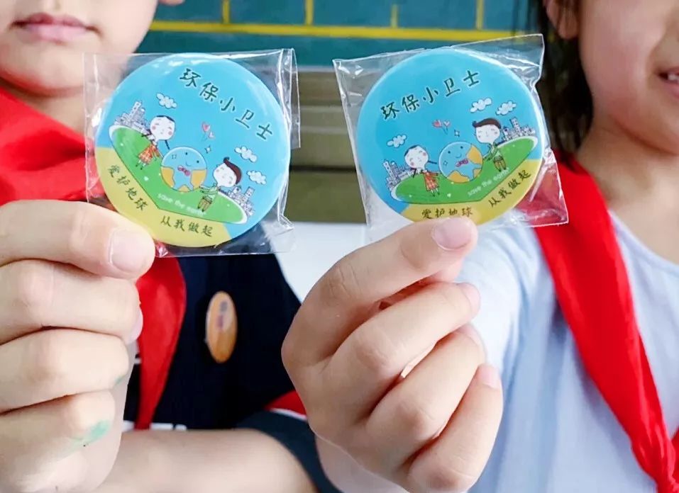 环保小卫士勋章一楼前厅合影留念,佩戴"环保小卫士"勋章,变身环保宣传