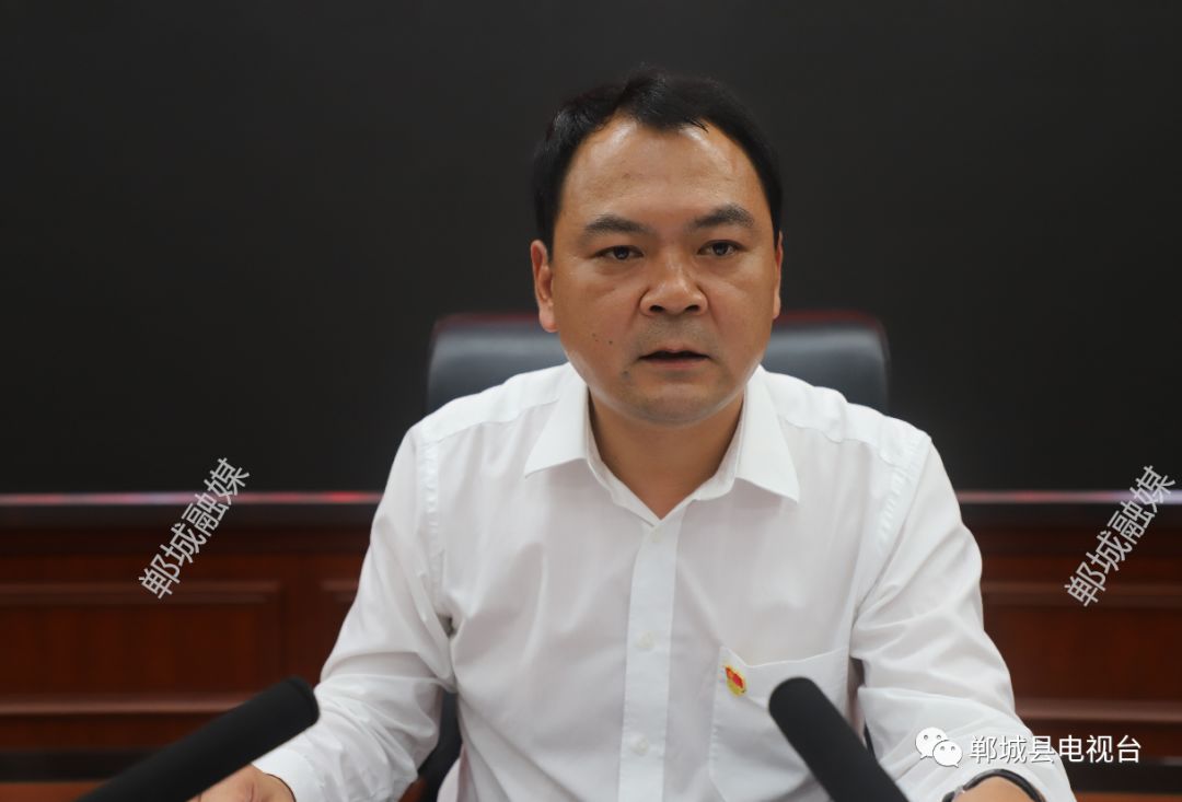 县长李全林主持会议并讲话,县领导王智华,胡友涛,谢超,张德峰,肖炜