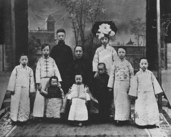 可以说,虽然清朝已经灭亡,爱新觉罗皇室已经没落,但韫欢所承受的先进