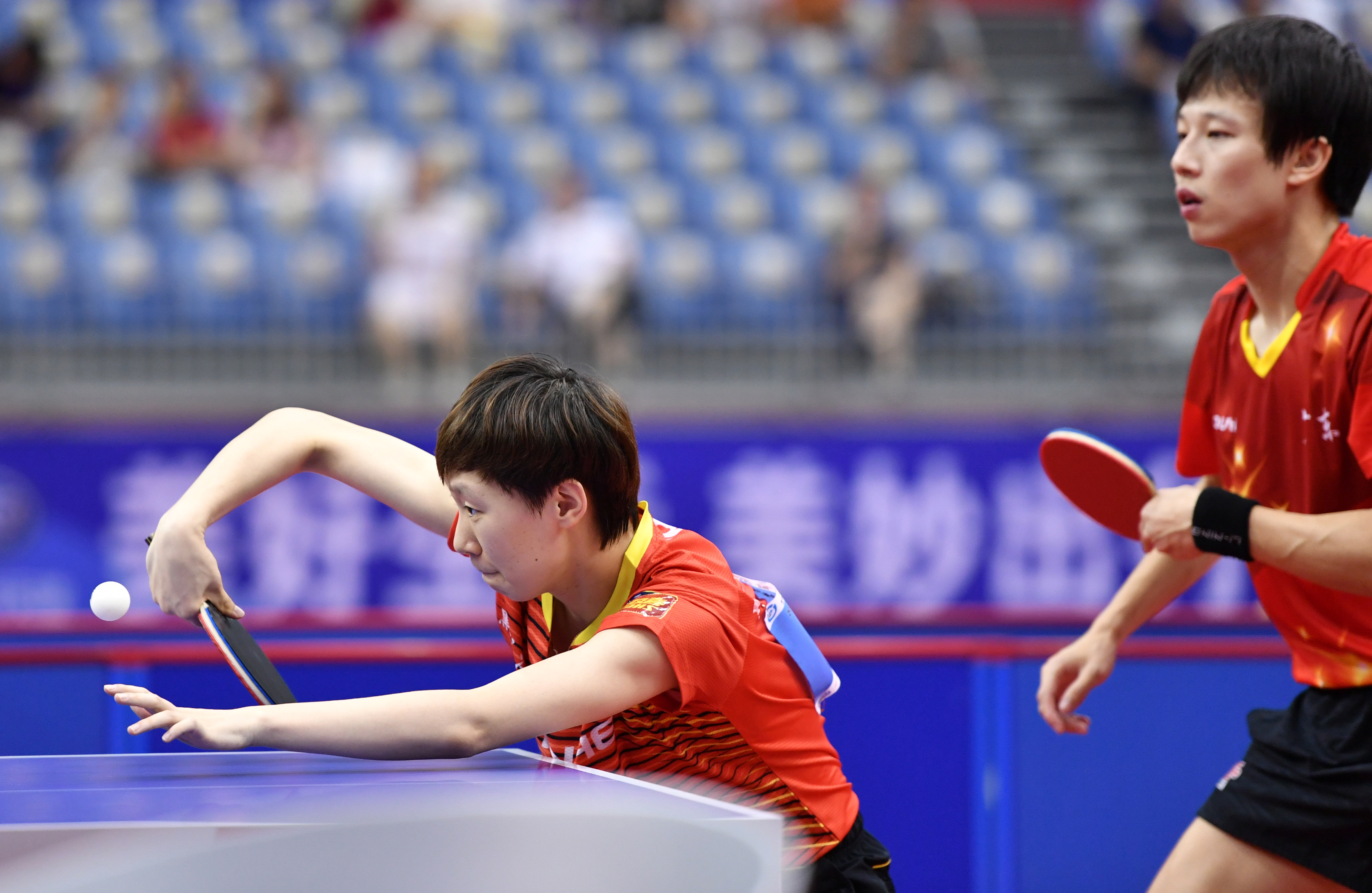 当日,在天津武清举行的2019年全国乒乓球锦标赛混合双打决赛中,林高远