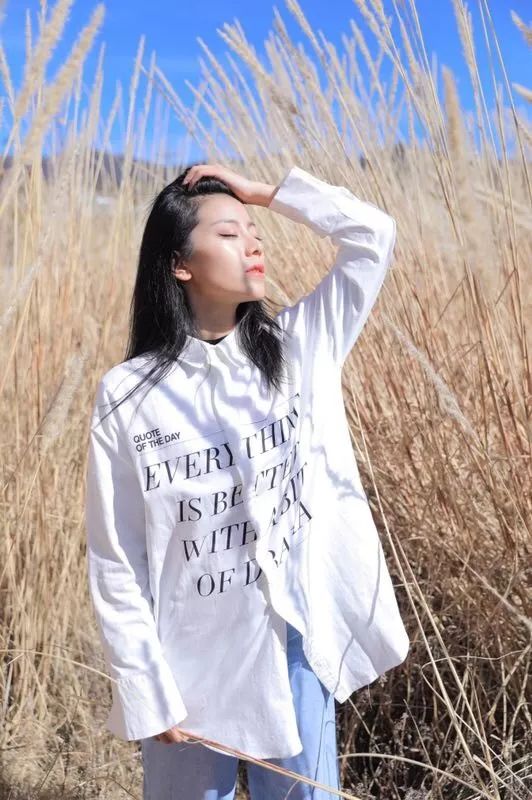 吉萨莎玛原名李丽莹,家住丽江古城七一街兴文巷(纳西语称"激沙沙"),这