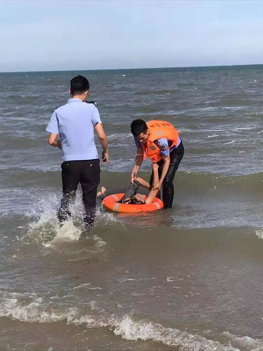 张红忠2人涉恶案件提起公诉/ 东岭一女子跳海轻生,幸好边防民警到了