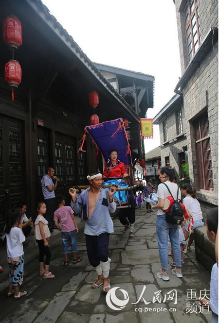 爬云梯赏古景 石柱西沱古镇开街迎客