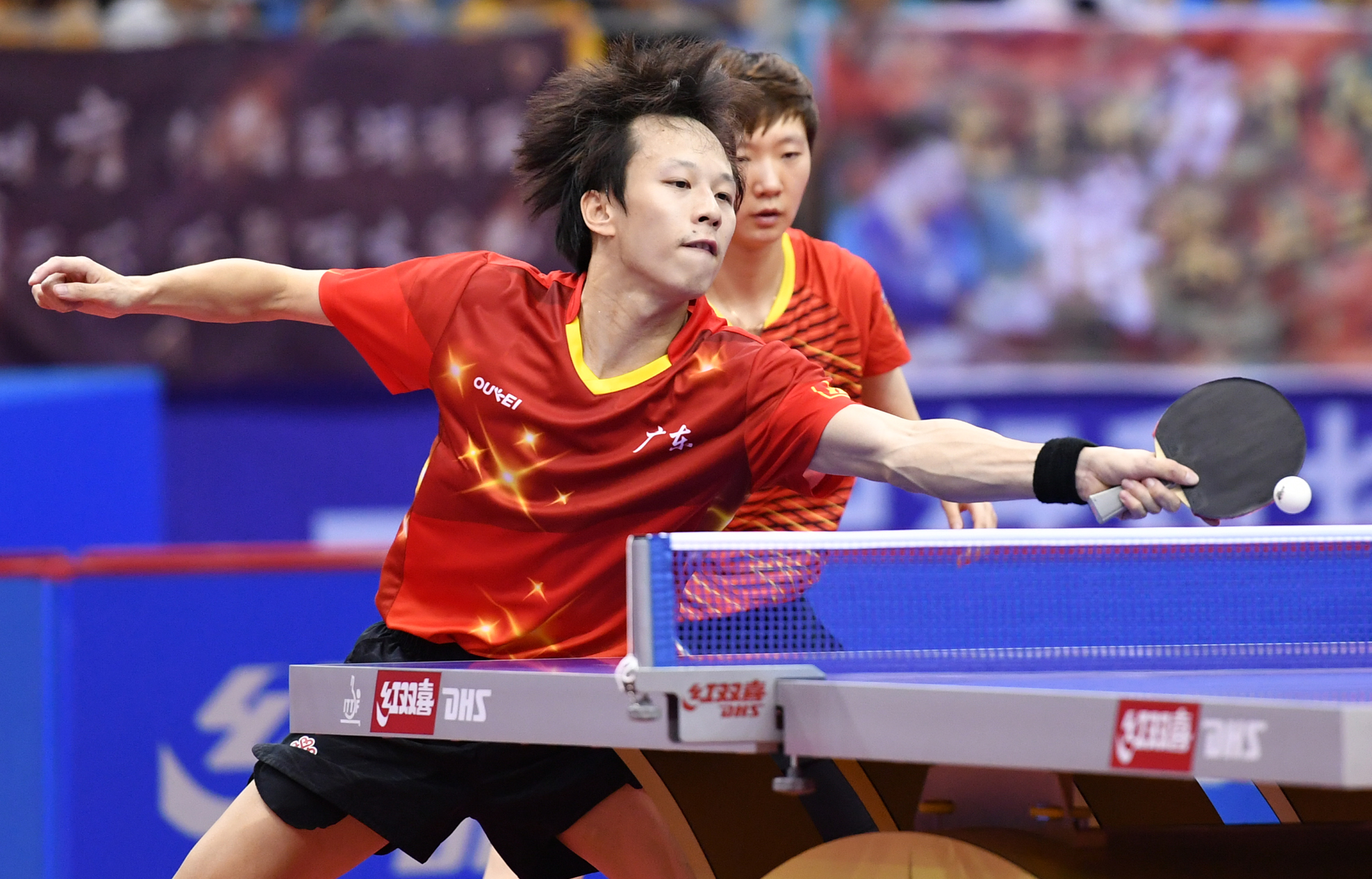 新华社记者李然摄当日,在天津武清举行的2019年全国乒乓球锦标赛混合