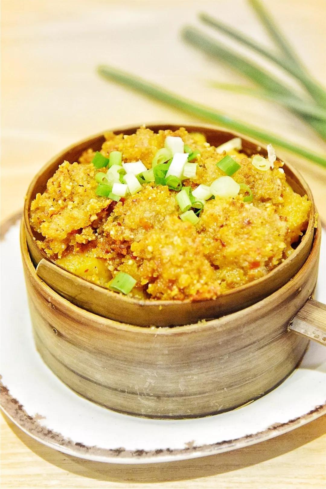 精排斩成小件,蒸上几个小时,骨头都软了,唇齿些微一捋,肉随着米粉就落