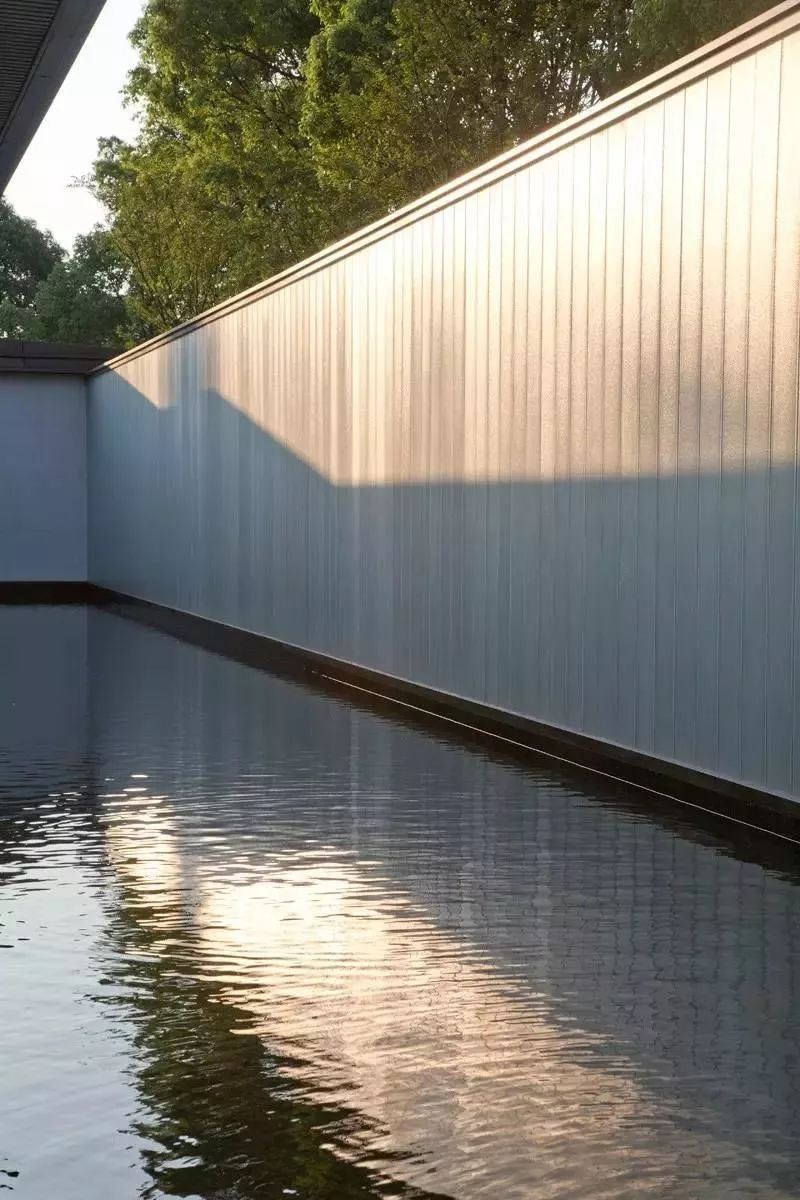 如何让光线为景墙做设计?3分钟带你一览u型玻璃的设计要点