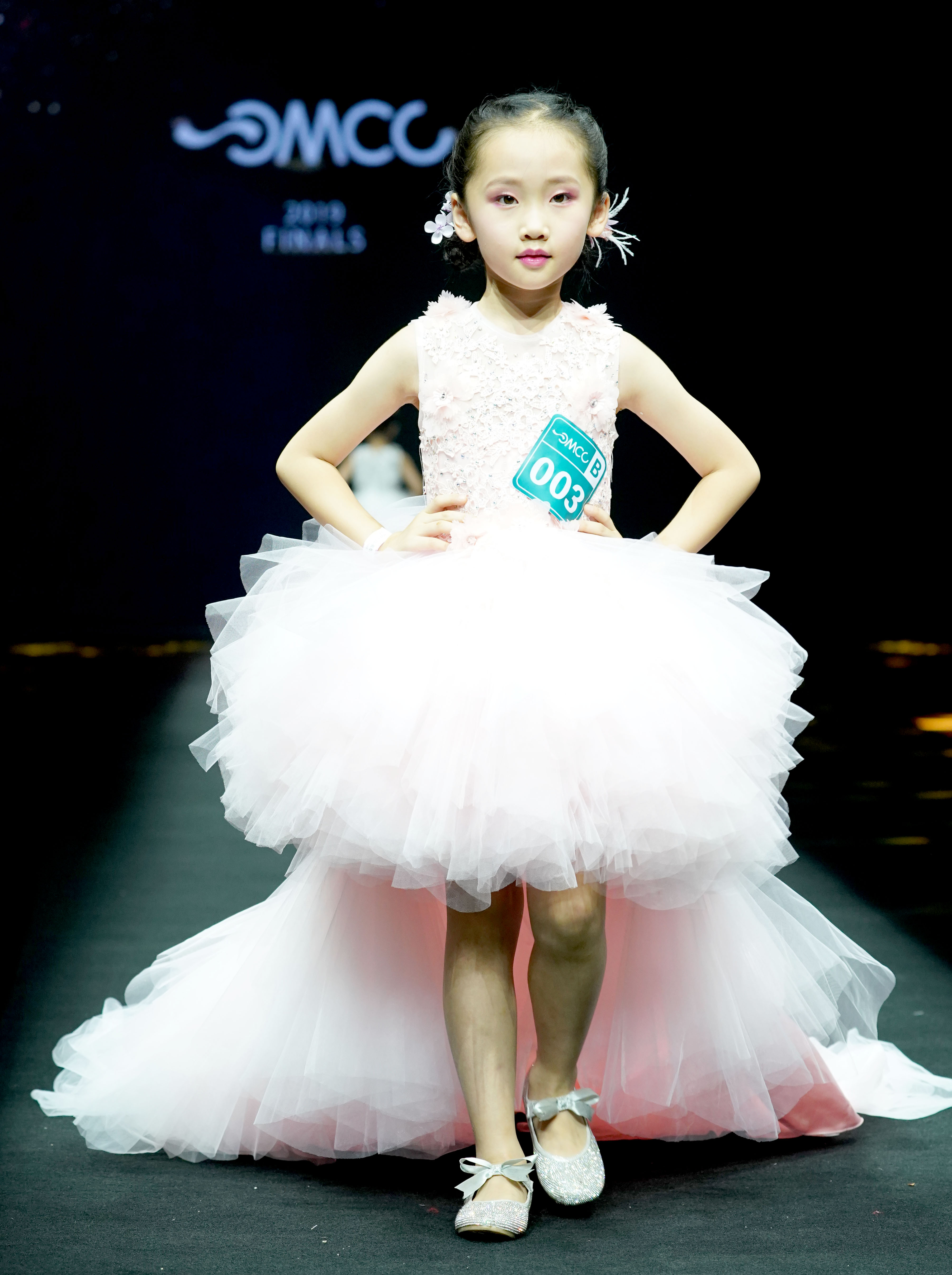 当日,2019华侨城·欢乐谷重庆国际少儿时尚周·中国超级童模精英赛总