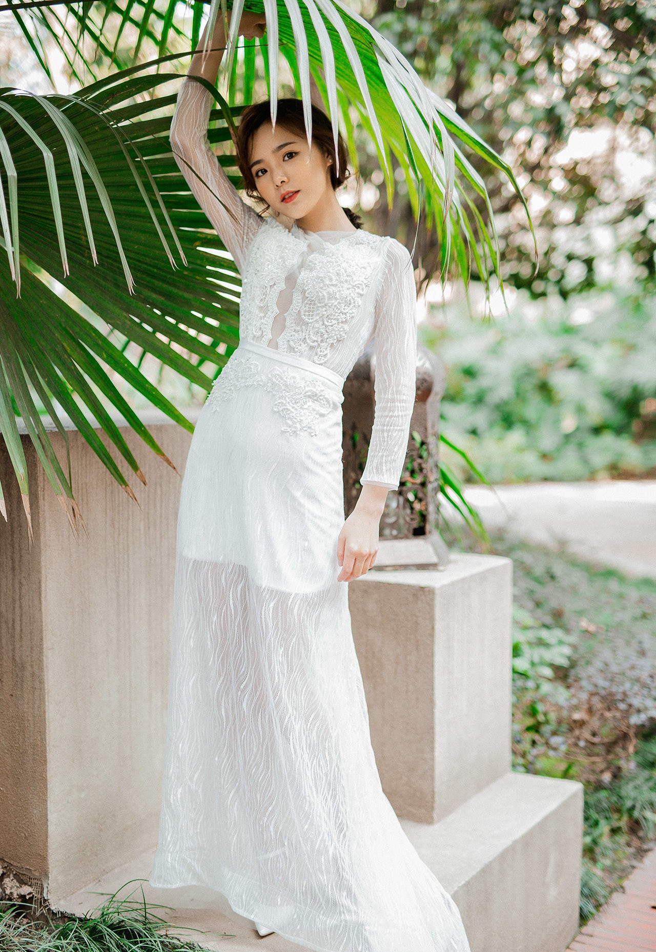 性感美女时尚写真,薄纱长裙优雅气质身材完美,甜美迷人!