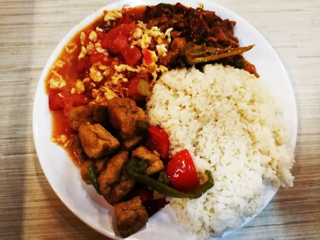 香辣肉丝饭藤椒肉片饭话说套餐饭真的超管饱,有港式鸡腿,橙香里脊