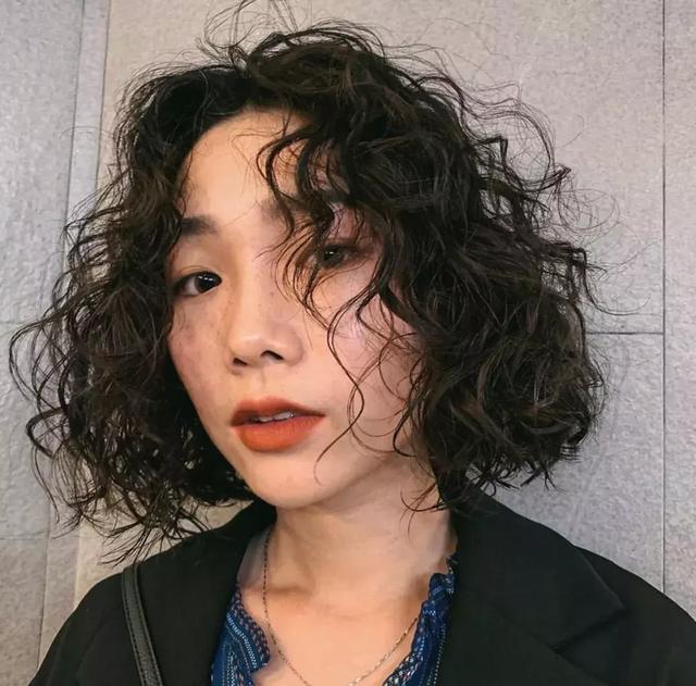 2019年烫个卷卷毛显瘦又时髦
