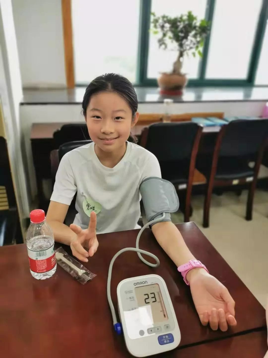 孩子们认真阅读了健康绘本,学习并参与了测量体温,测量血压,正确选择