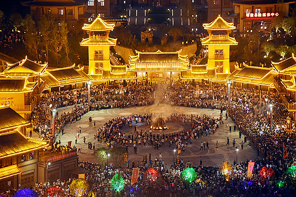 随后,人们高擎火把,从感恩塔来到小镇金门广场,领导嘉宾点燃篝火.