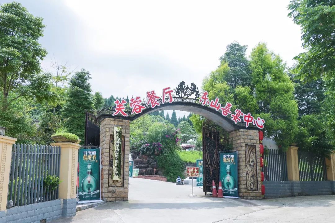 德阳这个姑娘,20岁生日竟搞这么大排场?她到底是什么来头?_芙蓉餐厅