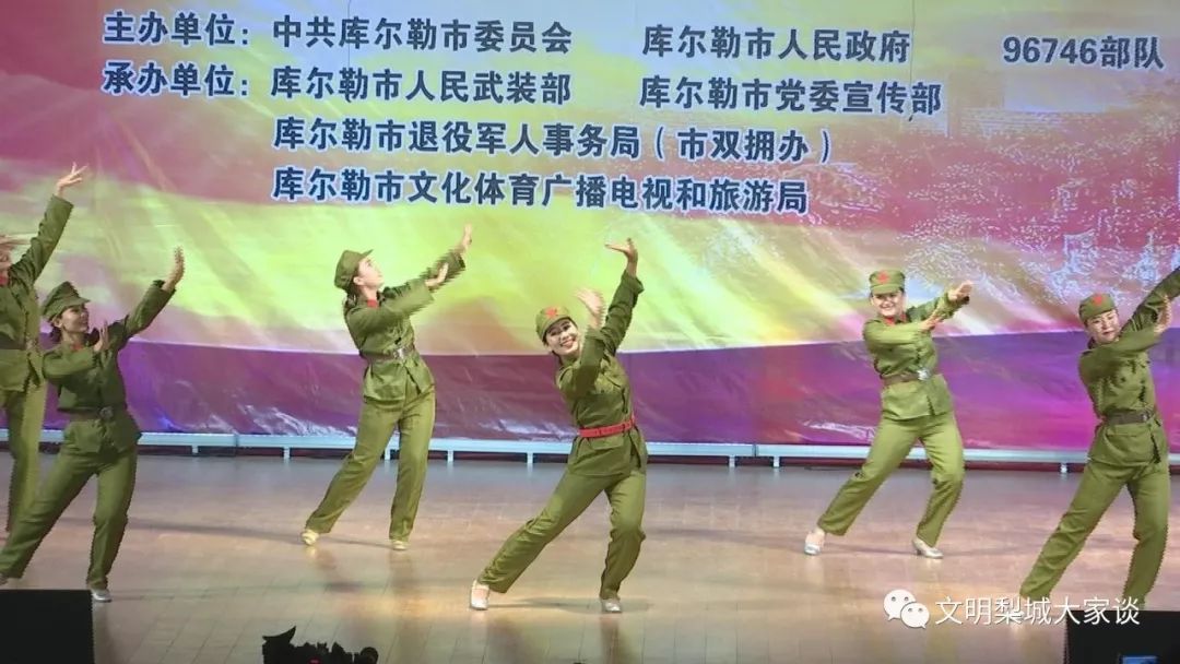 一同观看节目的还有部队官兵们的家属,也借此机会与亲人相聚,共同庆祝