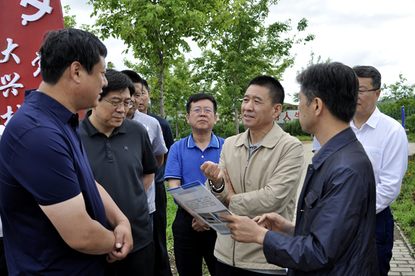 7月25日,呼伦贝尔市委书记于立新深入扎兰屯市,调研督导重点项目建设