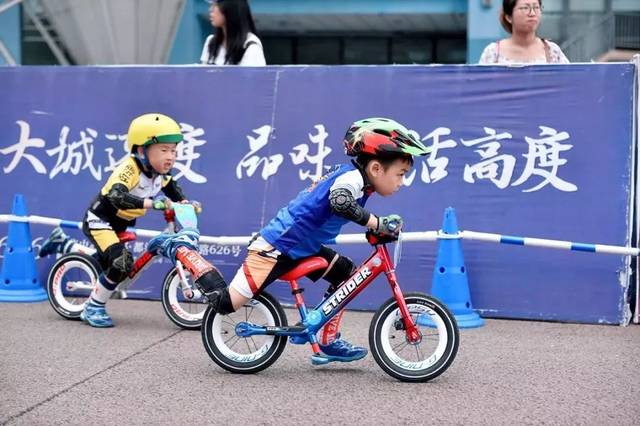 举报了这里有萌娃骑车不用脚踏板丨乐源杯2019都江堰首届儿童滑步车