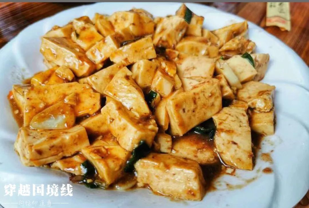 食物则是以他家自己的渔船打捞出来的新鲜海鲜为主,还有虾酱炒豆腐这