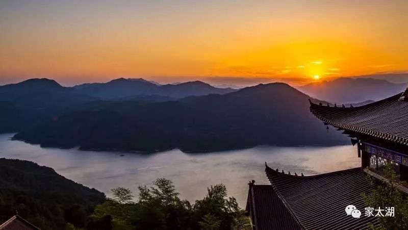 女,就是这一片祖先恩泽的泥土哟,绵邈无穷的芬芳在大山的怀里飘飘扬扬