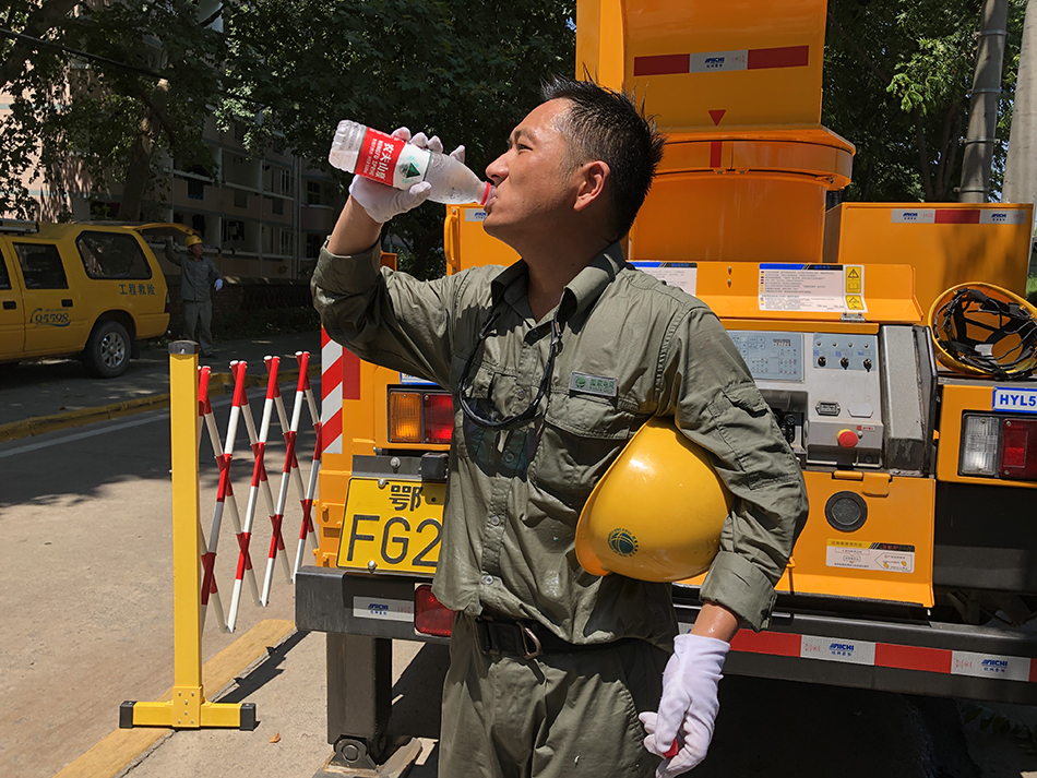 国家电网武汉带电作业班的高温维修日常:手套里能倒出汗水