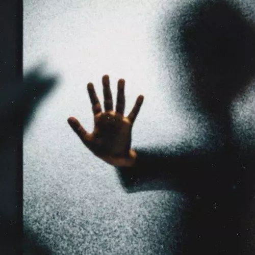 小飞爸爸哆嗦着手指,在手机的拨号键盘上,按下了三个数字:110.