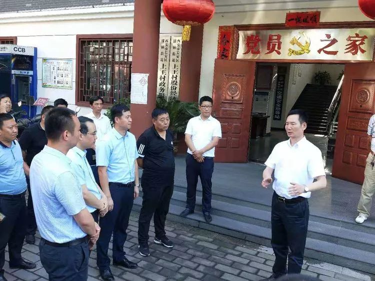 7月26日,周至县委书记杨向喜带领考察团来到滦镇街道上王村,考察秦岭