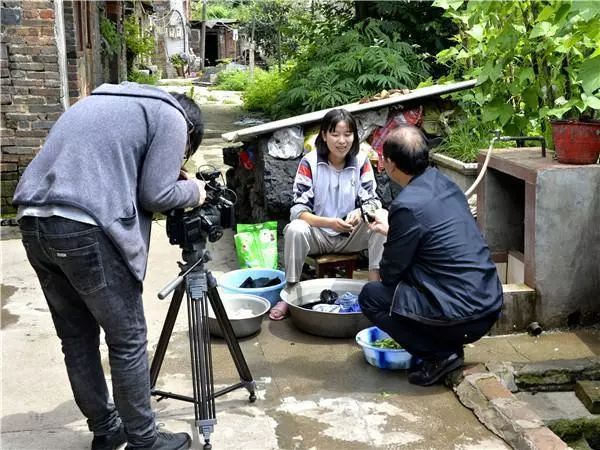 龚欢的邻居龚亚华告诉我们"我跟龚欢是住在这一排房子的,她是我堂姐