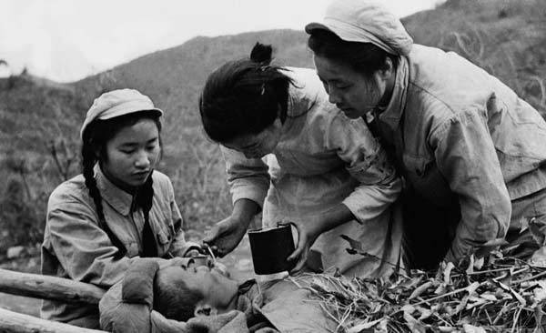 冰血长津湖志愿军冻伤见骨女护士含泪为伤员截肢