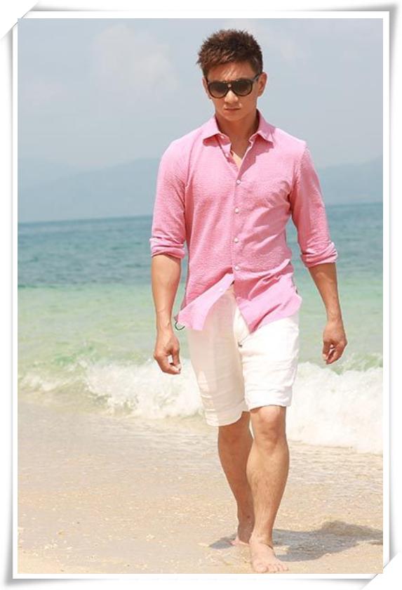 原创吴奇隆陪产近3个月终于营业黑t配仔裤超减龄可身材真的像爸爸