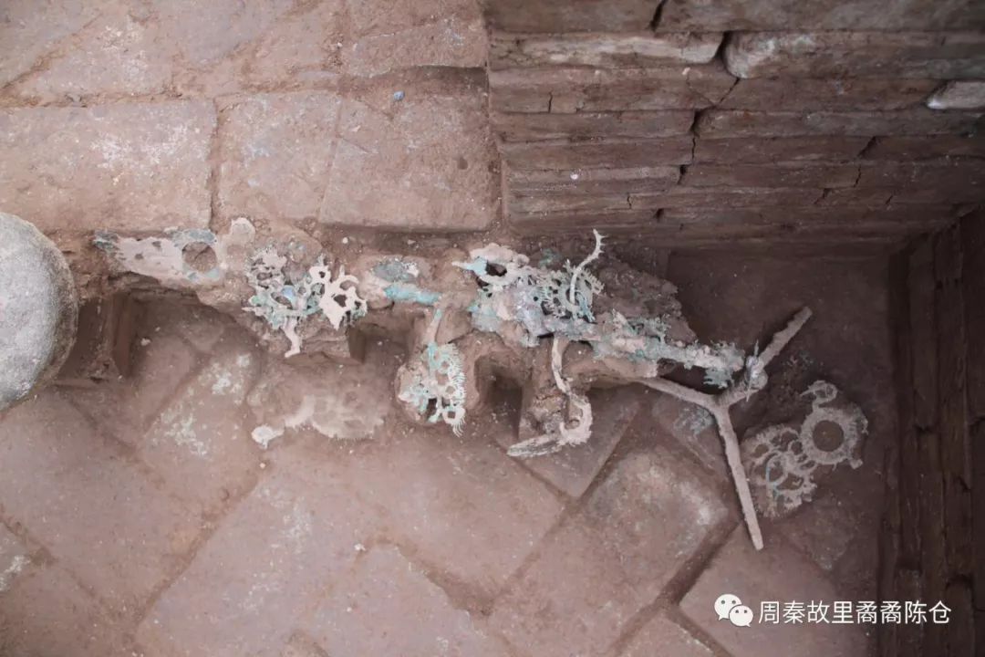 此墓随葬品中不仅有陶罐,陶釜,铜钱等,其中最为显眼的要数一个青铜摇