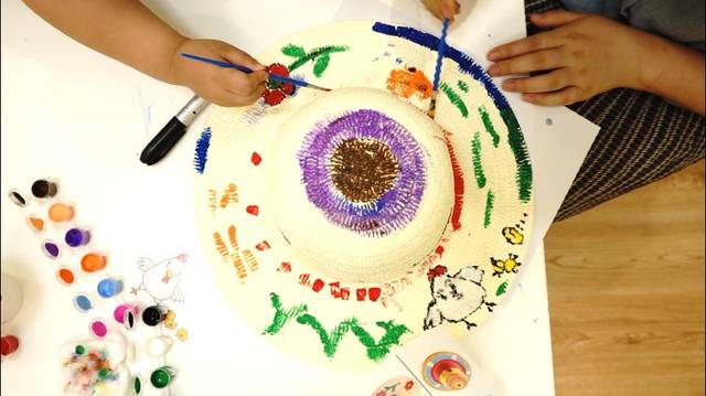 让孩子戴一顶独一无二的草帽亲子diy手绘原来普通草帽可以这样玩