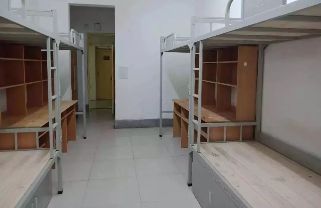 宿舍情况:6人间,一人一桌,独立卫生间,有阳台.问:假期校园对外开放吗?