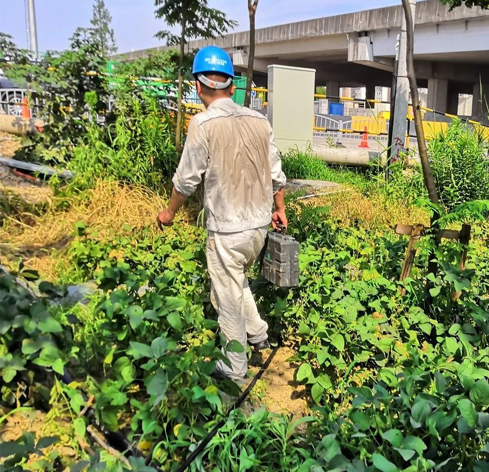 最帥這群人42c高溫下他們的衣服都溼透了