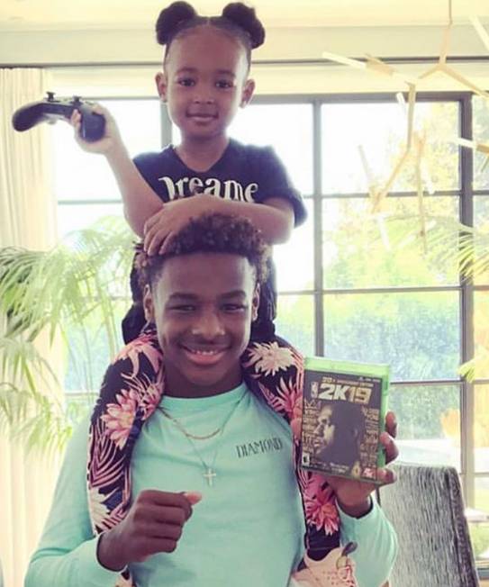 詹姆斯ins时隔一年多再换头像将头像换成女儿笑脸照