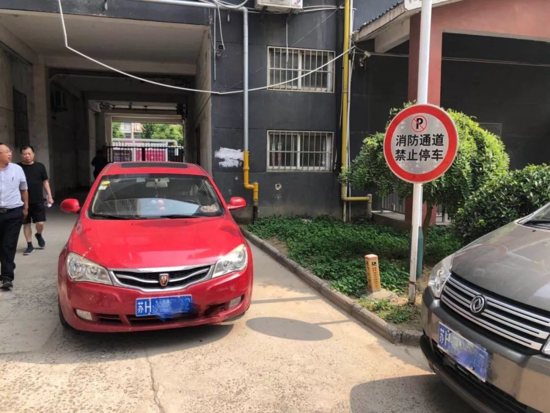 將自己的私家車停放在小區消防通道上,淮安市漣水縣金澤園小區有一名