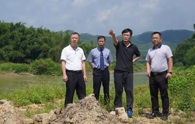 在巡河调研过程中,李漫军,周雄一行实地查看了马宁