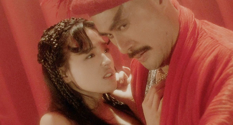 为了生计,徐锦江不得不投身风月片中,与李丽珍,舒淇等人都有过亲密的