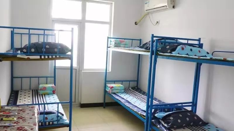 有多媒体教学系统和空调,学生宿舍安装了空调和24小时热水供应系统